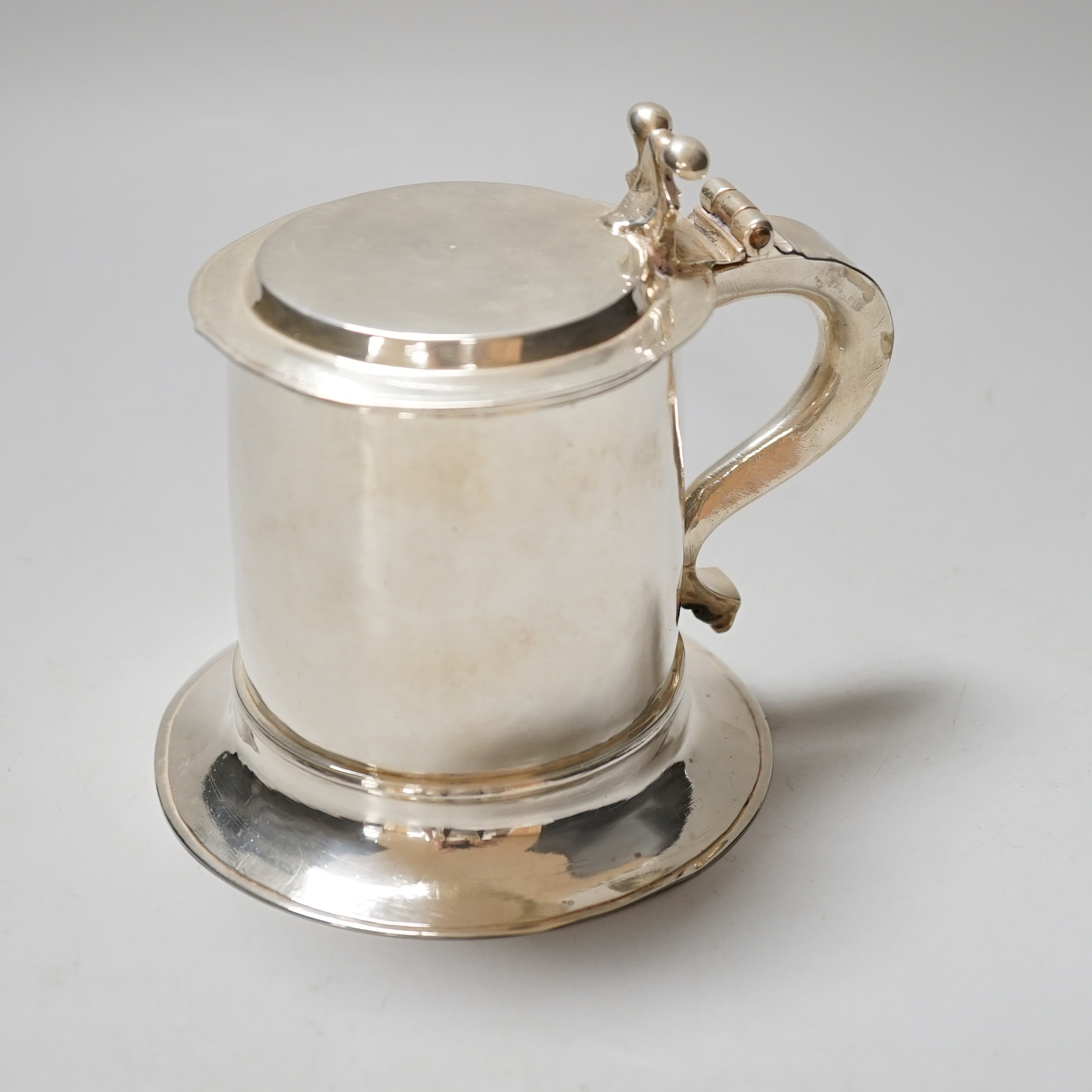 A Charles II style white metal mustard pot modelled as a tankard, 11cm, 286 grams